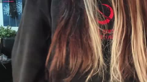 Snapshot of lily_moonlight chatting on January 9, 7:21 am Lily online show from January 9, 7:21 am