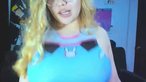 Snapshot of lily_stone04 chatting on May 12, 10:23 am lily_stone04 online show from May 12, 10:23 am