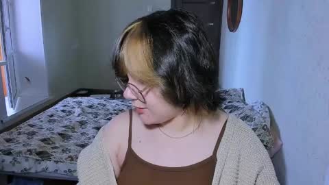 Snapshot of lily_violettt chatting on April 8, 12:49 pm Lily online show from April 8, 12:49 pm