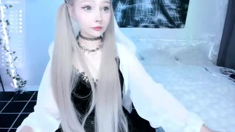 Snapshot of lily_weep chatting on May 1, 2:27 am Lily online show from May 1, 2:27 am