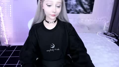 Snapshot of lily_weep chatting on May 19, 1:56 am Lily online show from May 19, 1:56 am