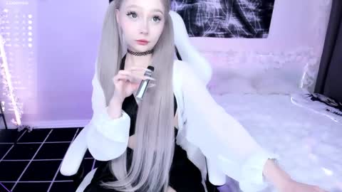 Snapshot of lily_weep chatting on May 23, 12:27 am Lily online show from May 23, 12:27 am