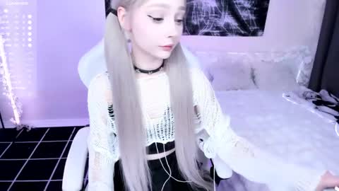 Snapshot of lily_weep chatting on May 27, 11:13 pm Lily online show from May 27, 11:13 pm