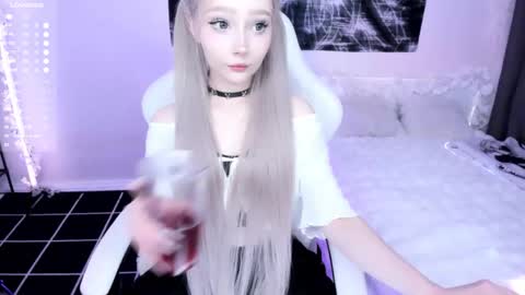 Snapshot of lily_weep chatting on June 3, 10:15 pm Lily online show from June 3, 10:15 pm