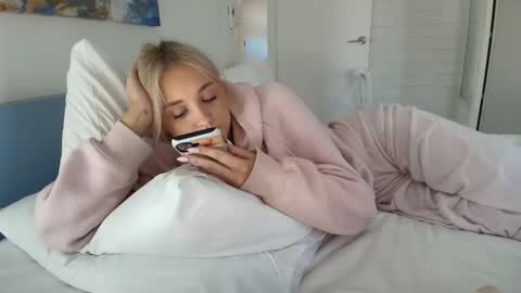 Snapshot of lilyflex chatting on June 8, 1:28 am lilyflex online show from June 8, 1:28 am