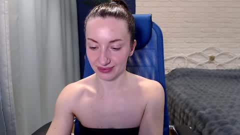Snapshot of lilymellow chatting on April 21, 8:20 am Lily online show from April 21, 8:20 am