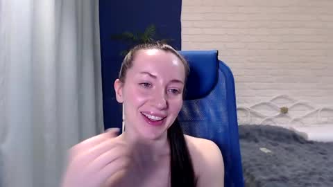 Snapshot of lilymellow chatting on May 4, 8:21 am Lily online show from May 4, 8:21 am