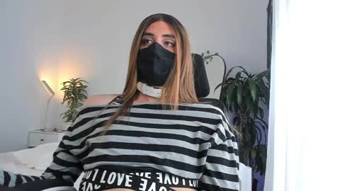 Lily Reina online show from April 21, 6:23 pm