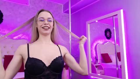 Snapshot of lilyrose_ chatting on April 29, 3:21 am online show from April 29, 3:21 am