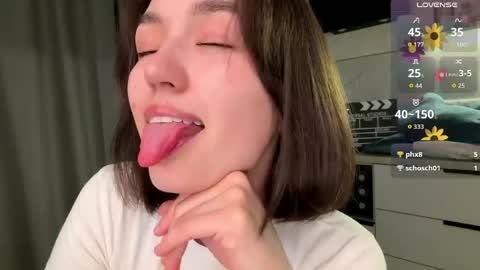 Snapshot of lilysollar chatting on June 8, 6:52 pm Lily online show from June 8, 6:52 pm