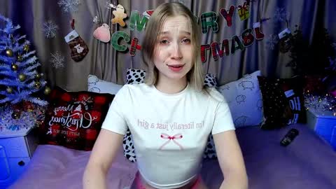 Snapshot of lilystarlight chatting on January 1, 10:43 am Lilian online show from January 1, 10:43 am