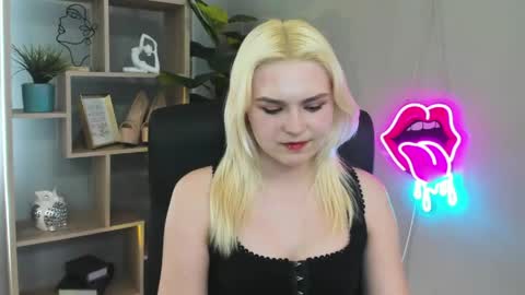 Lily online show from April 28, 2:22 pm