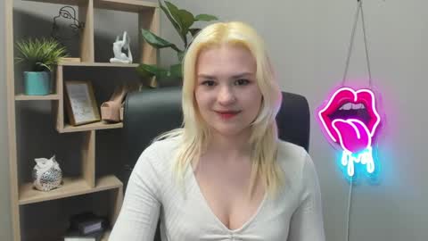 Snapshot of lilysweetxo chatting on April 29, 7:01 am Lily online show from April 29, 7:01 am