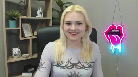 Snapshot of lilysweetxo chatting on April 30, 7:04 am Lily online show from April 30, 7:04 am