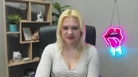 Snapshot of lilysweetxo chatting on May 6, 6:52 am Lily online show from May 6, 6:52 am
