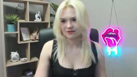 Snapshot of lilysweetxo chatting on May 8, 7:36 am Lily online show from May 8, 7:36 am