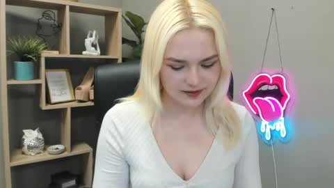 Snapshot of lilysweetxo chatting on May 14, 6:53 am Lily online show from May 14, 6:53 am