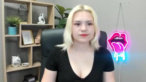 Snapshot of lilysweetxo chatting on May 21, 6:31 am Lily online show from May 21, 6:31 am