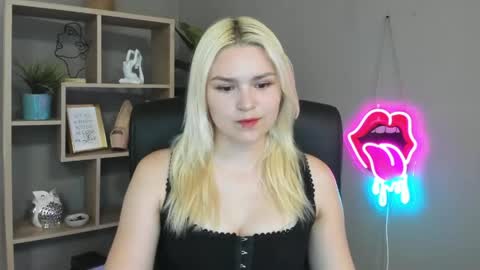 Snapshot of lilysweetxo chatting on May 24, 1:27 pm Lily online show from May 24, 1:27 pm