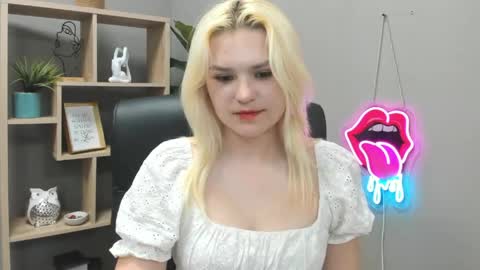 Snapshot of lilysweetxo chatting on May 27, 6:32 am Lily online show from May 27, 6:32 am