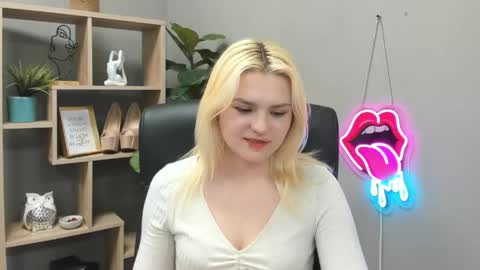 Snapshot of lilysweetxo chatting on May 29, 7:17 am Lily online show from May 29, 7:17 am