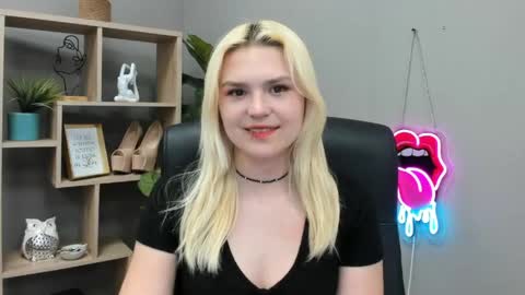 Snapshot of lilysweetxo chatting on June 2, 2:08 pm Lily online show from June 2, 2:08 pm
