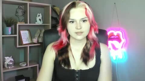 Snapshot of lilysweetxo chatting on June 7, 1:37 pm Lily online show from June 7, 1:37 pm