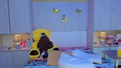 lilywhitee1 online show from April 18, 9:15 pm