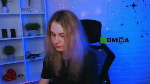 Snapshot of linaa_dolly chatting on June 8, 1:33 pm linaa_dolly online show from June 8, 1:33 pm
