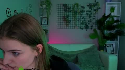 Snapshot of linaa_dolly chatting on June 9, 1:45 pm linaa_dolly online show from June 9, 1:45 pm