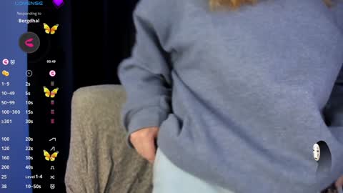 Snapshot of linda_giggle chatting on December 3, 2:36 am Giggles  online show from December 3, 2:36 am