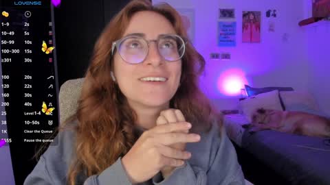 Snapshot of linda_giggle chatting on December 6, 3:08 am Giggles  online show from December 6, 3:08 am