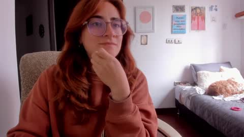 Snapshot of linda_giggle chatting on December 10, 7:43 pm Giggles  online show from December 10, 7:43 pm