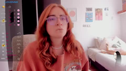 Snapshot of linda_giggle chatting on December 13, 5:10 pm Giggles  online show from December 13, 5:10 pm