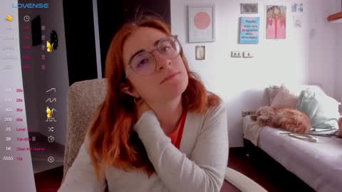 Snapshot of linda_giggle chatting on December 19, 3:19 pm Giggles  online show from December 19, 3:19 pm