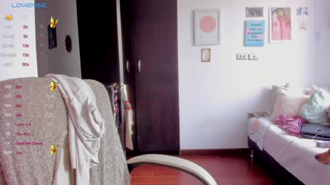 Snapshot of linda_giggle chatting on January 10, 2:13 pm Giggles  online show from January 10, 2:13 pm