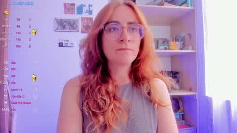 Snapshot of linda_giggle chatting on February 25, 4:00 pm Giggles  online show from February 25, 4:00 pm