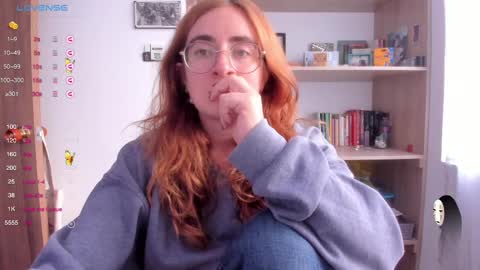 Snapshot of linda_giggle chatting on March 12, 10:17 pm Giggles  online show from March 12, 10:17 pm