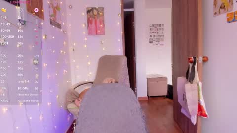 Snapshot of linda_giggle chatting on September 18, 2:19 pm Giggles  online show from September 18, 2:19 pm