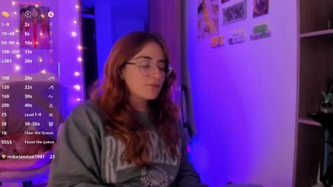 Snapshot of linda_giggle chatting on October 1, 3:01 am Giggles  online show from October 1, 3:01 am