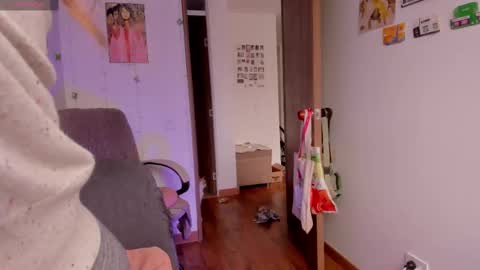 Snapshot of linda_giggle chatting on October 2, 1:18 pm Giggles  online show from October 2, 1:18 pm