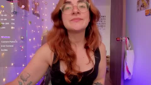 Snapshot of linda_giggle chatting on October 3, 12:35 pm Giggles  online show from October 3, 12:35 pm
