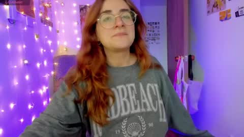 Snapshot of linda_giggle chatting on October 5, 10:40 pm Giggles  online show from October 5, 10:40 pm