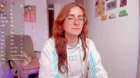 Snapshot of linda_giggle chatting on October 8, 3:09 pm Giggles  online show from October 8, 3:09 pm