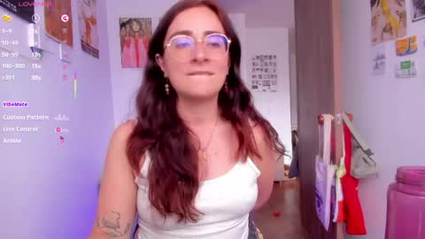 Snapshot of linda_giggle chatting on May 6, 3:50 pm Giggles online show from May 6, 3:50 pm