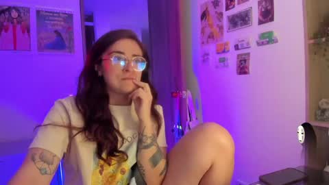 Snapshot of linda_giggle chatting on May 30, 12:52 am Giggles online show from May 30, 12:52 am