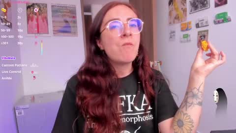 Snapshot of linda_giggle chatting on June 4, 4:24 pm Giggles online show from June 4, 4:24 pm