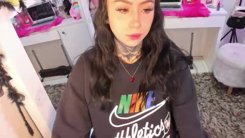 Lindaa maria  online show from November 18, 4:39 am