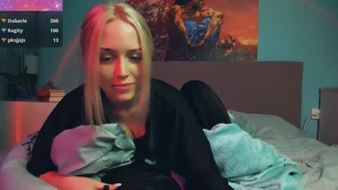 Snapshot of linda_roxy chatting on December 5, 10:23 pm Linda online show from December 5, 10:23 pm