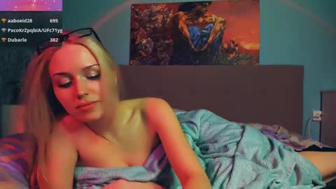 Snapshot of linda_roxy chatting on December 15, 6:37 pm Linda online show from December 15, 6:37 pm